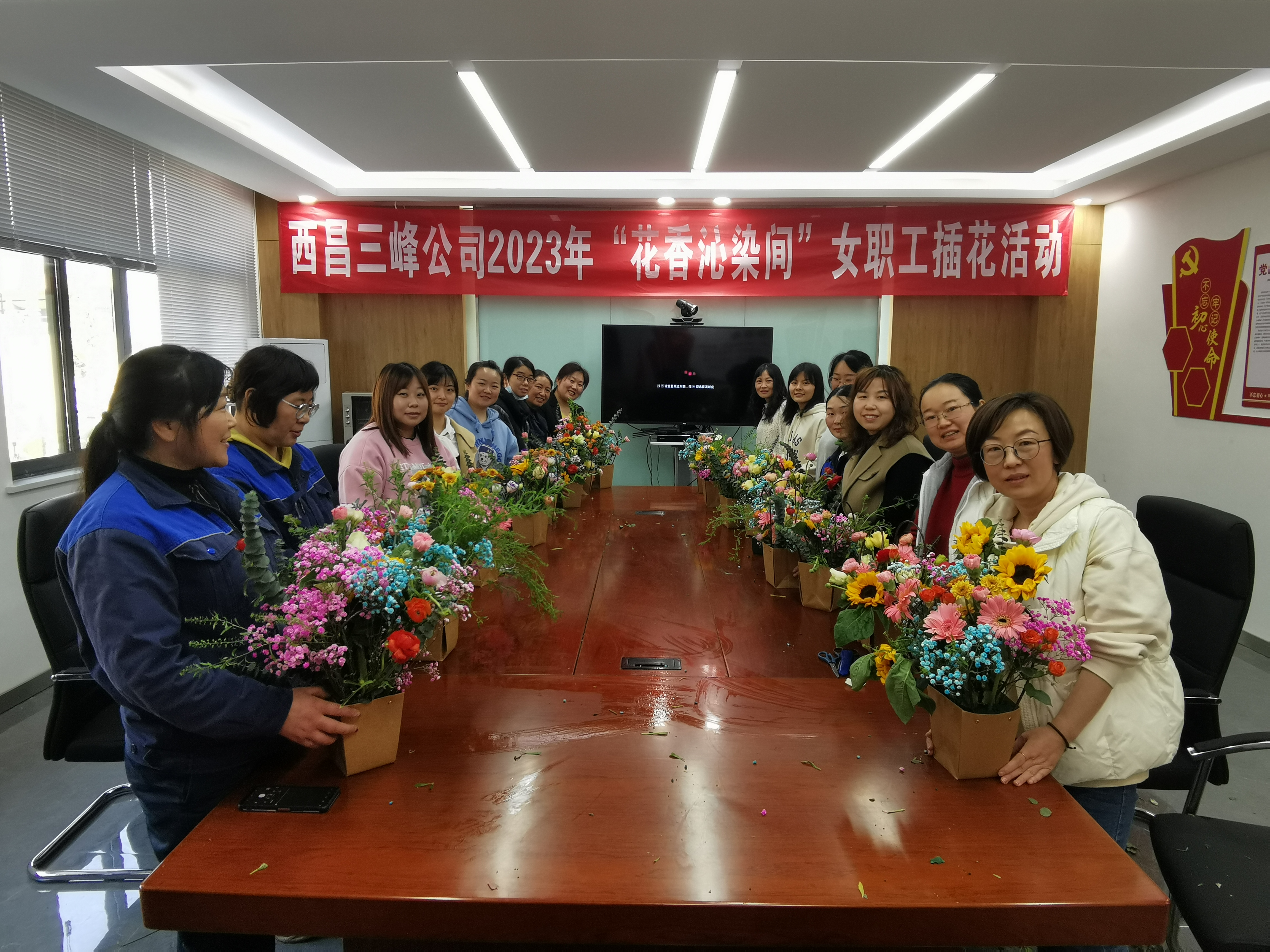 3月7日，四川西昌公司開展“花香沁染間”插花活動。.jpg